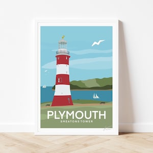 Puede incluir: Una impresión artística enmarcada con el faro de Smeaton's Tower en Plymouth. La obra muestra un faro a rayas rojas y blancas, veleros en el mar y colinas verdes bajo un cielo azul. El texto "Plymouth Smeaton's Tower" está en la parte inferior.