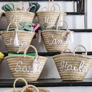 Geborduurde rieten strandtas met naam, cadeau voor bruidsmeisjes, tas voor een meidenuitje, draagtas, vrijgezellenfeest, aanzoek aan bruidsmeisjes, verjaardagscadeaus