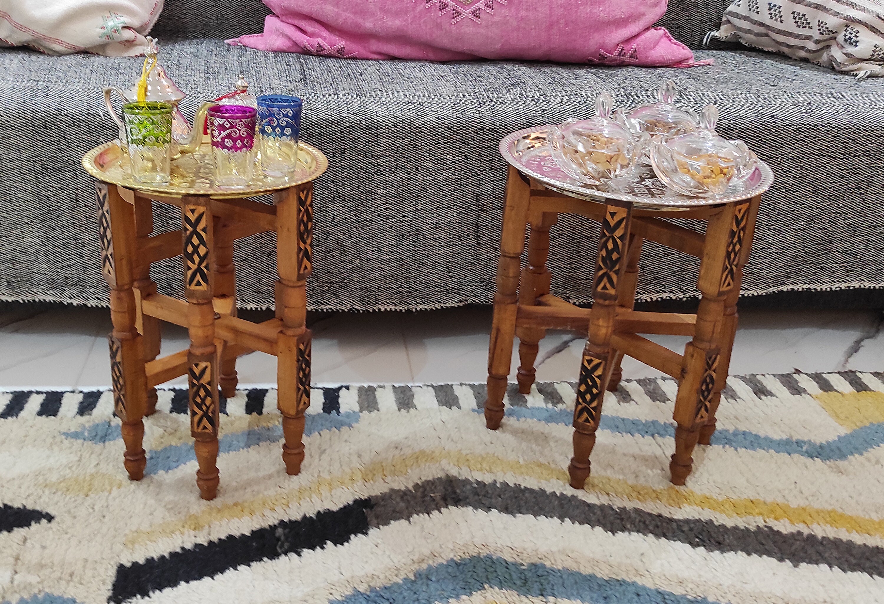 table ronde marocaine artisanale en laiton de 11 ou 33 cm avec support bois pliant table basse à thé décoration d'intérieur meubles marocains