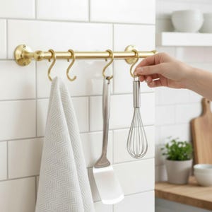 Antik mässingskåp med S-krokar – Väggmonterad redskapsstång, massiv mässingshängare för grytor och stekpannor, vintage lantlig köksorganisatör