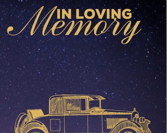Puede incluir: Un fondo azul oscuro que muestra un cielo estrellado con un dibujo lineal dorado de un coche antiguo en la parte inferior. El texto IN LOVING MEMORY está impreso en oro en la parte superior con una combinación de fuentes sans-serif y cursiva.