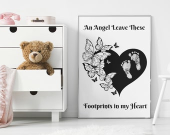 Puede incluir: Un póster rectangular de arte mural con una silueta de corazón negro sobre fondo blanco. El diseño incluye un grupo de mariposas en blanco y negro a la izquierda, dos huellas de pies de bebé dentro del corazón y el texto An Angel Leave These Footprints in my Heart.