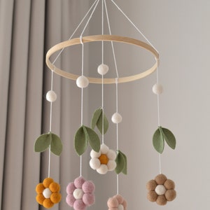 Móvil de margaritas para habitación infantil / Móvil de flores para bebé / Móvil de margaritas para habitación infantil / Móvil floral para habitación infantil / Móvil de fieltro con flores para habitación de niña