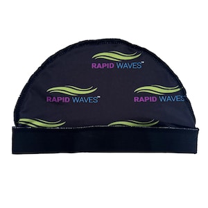 Può includere: Cappellino per capelli in raso nero con fascia elastica. Il cappello ha un motivo ripetuto di onde verdi con il testo "RAPID WAVES" in rosa e blu.