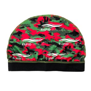 Può includere: Un copricapo da notte in raso con stampa camouflage rosso, verde e nero con il testo "RAPID WAVES" ripetuto sul tessuto. Il copricapo ha un elastico nero.
