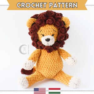 Könnte beinhalten: Gehäkeltes Löwenspielzeug in Gelb, Braun und Weiß. Der Löwe hat eine flauschige Mähne und sitzt mit ausgestreckten Beinen. Der Text "CROCHET PATTERN" befindet sich oben im Bild. Die amerikanische und ungarische Flagge sind ebenfalls abgebildet.