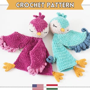 K&ouml;nnte beinhalten: Zwei geh&auml;kelte Vogelspielzeuge, eines rosa und eines t&uuml;rkis, mit gelben Schn&auml;beln und F&uuml;&szlig;en. Die Spielzeuge liegen auf einer wei&szlig;en Oberfl&auml;che.  CROCHET PATTERN steht in Gelb oben im Bild.