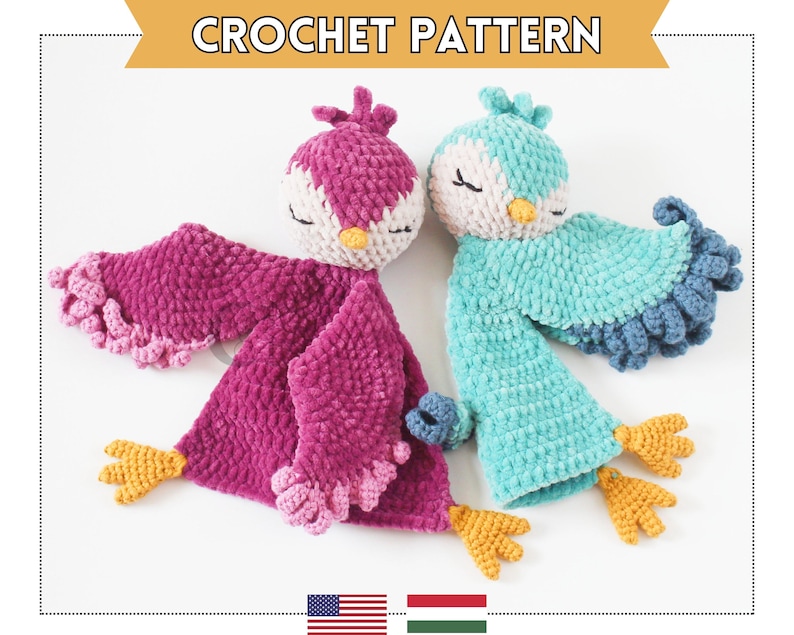 K&ouml;nnte beinhalten: Zwei geh&auml;kelte Vogelspielzeuge, eines rosa und eines t&uuml;rkis, mit gelben Schn&auml;beln und F&uuml;&szlig;en. Die Spielzeuge liegen auf einer wei&szlig;en Oberfl&auml;che.  CROCHET PATTERN steht in Gelb oben im Bild.