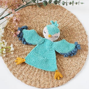 Soft bird-shaped snuggle blanket for babies, made from gentle fabric for comfort and relaxation, perfect for naps and bedtime.