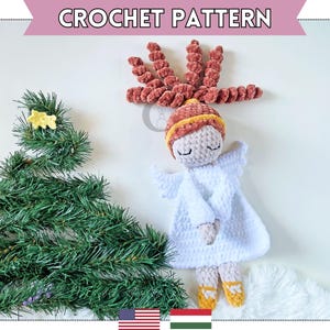 Puede incluir: Una muñeca ángel de ganchillo con un vestido blanco, zapatos amarillos y un diseño de cabello marrón rojizo. La muñeca tiene los ojos cerrados y pequeñas alas blancas. Un pequeño árbol de Navidad de ganchillo y una estrella están en el fondo. El texto "CROCHET PATTERN" está en la parte superior.