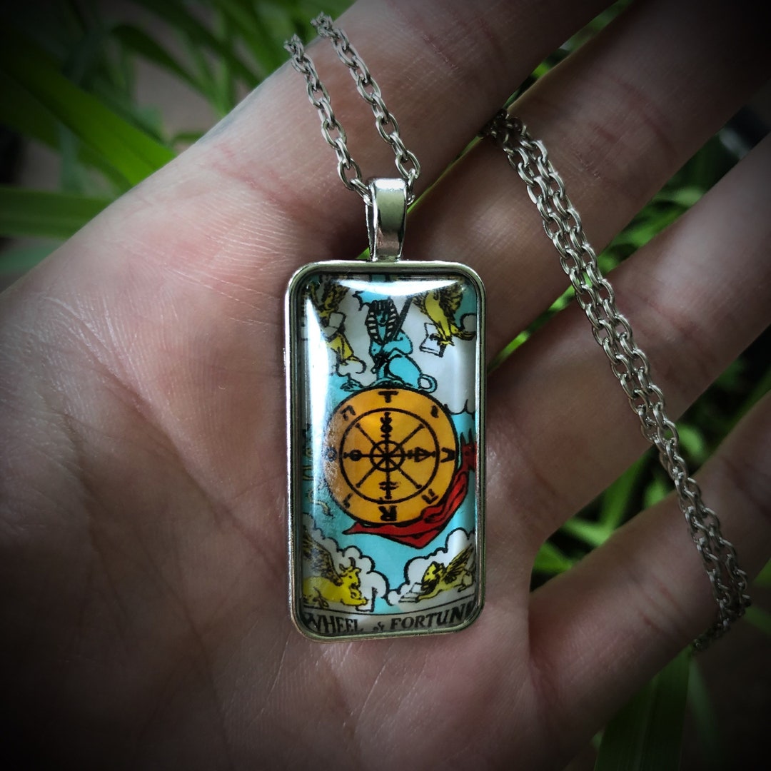 Collier Pendentif Tarot Métal Rotatif - Bijou Spirituel Divination - Cadeau Femme, Collectionneurs, Méditation