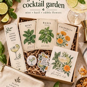 Puede incluir: Un kit de jardín de cócteles en una caja de cartón que contiene paquetes de semillas de menta, albahaca y caléndula, un marcapáginas con el texto 'Good Drinks Grow Here', un pin, una pegatina 'Plants Make Better Cocktails' y una bolsa.