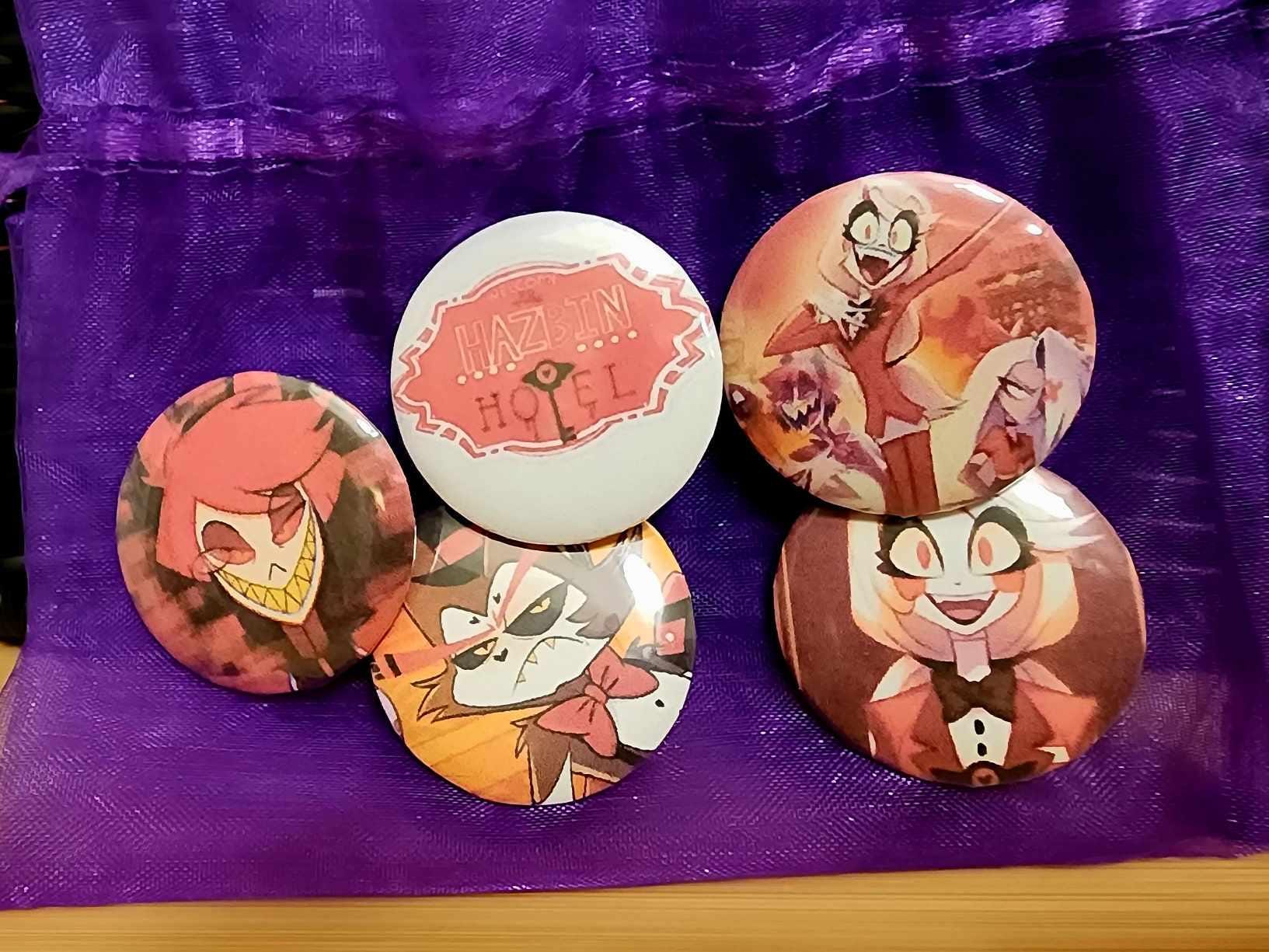 ハズビンホテルピンバッジセット – 5点コレクション | カスタム