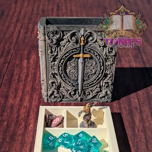Libro de hechizos de luchador / Tomo de guerrero / Soporte para mazo de cartas y almacenamiento de fichas / Bandeja de dados de rol / Caja de miniaturas / Regalo de TTRPG: ¡Ataca con precisión!