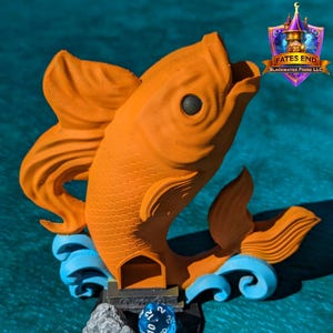 Torre de dados de rol impresa en 3D con peces koi: Colección Tiny Tower de Fate's End