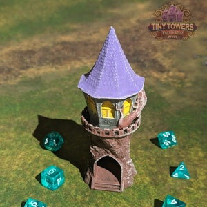 Könnte beinhalten: Ein Miniatur-Fantasy-Turm mit lila Dach und braunem Sockel, umgeben von durchscheinenden tealfarbenen Würfeln. Der Turm hat eine Wendeltreppe und kleine Fenster mit gelbem Licht. Der Text "Tiny Towers Fates End TT197" ist enthalten.