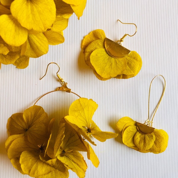 EVENTAIL earrings in saffron flowers