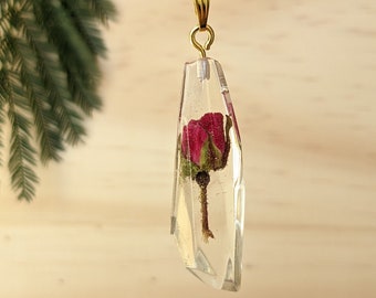 Collier pendentif rose éternelle en résine