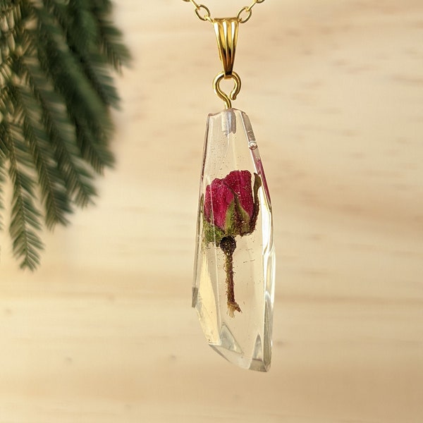 Collier pendentif rose éternelle en résine