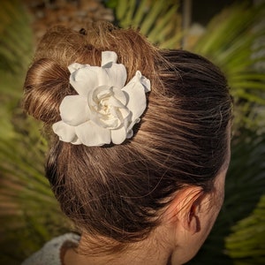 Hairpin in white stabilized flowers image 5