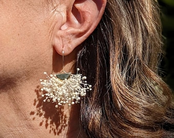 Pendientes de flores auténticas de gypsophila.