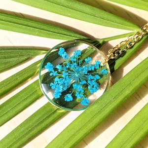 Round pendant necklace in blue dried flowers