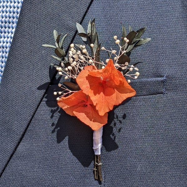 Boutonnière mariage fleurs éternelles orange