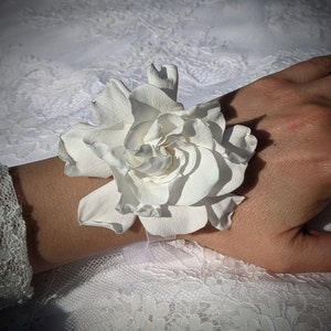 Hairpin in white stabilized flowers bracelet gardenia