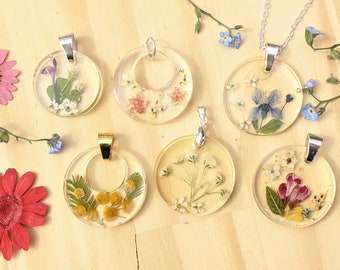 Round pendant necklace in real flowers
