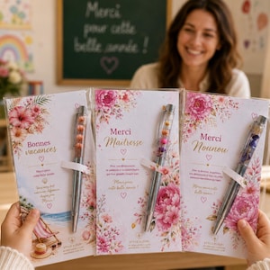 Peut inclure: Trois ensembles cadeaux sous plastique transparent contenant chacun un stylo bille argenté avec un corps rempli de fleurs. Les cartes présentent des illustrations de pivoines roses et du texte incluant Bonnes vacances, Merci Maitresse et Merci Nounou.