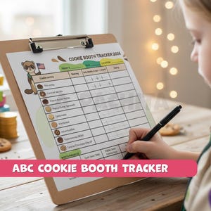 Peut inclure: Un presse-papiers avec un suivi imprimé du stand de cookies pour 2026. Le suivi comprend des sections pour les variétés de cookies, les marques de pointage et les finances du stand. Le texte "ABC COOKIE BOOTH TRACKER" est affiché dans une bannière rose en bas.