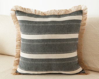 Housse de coussin tissée à la main à rayures naturelles avec frange de jute/ Oreiller boho noir et blanc