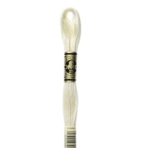 Pode incluir: Uma bobina de fio de bordado DMC na cor 746, um branco cremoso. A bobina é etiquetada com o logotipo DMC e o número 25, indicando que o comprimento do fio é de 8,7 jardas.