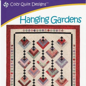 Puede incluir: Un patrón de colcha para una colcha "Jardines colgantes". El patrón está diseñado para tiras de 6,35 cm e incluye instrucciones para las tallas de tiro, doble y queen. La colcha presenta un diseño colorido con una variedad de telas.