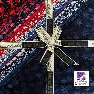 Puede incluir: Un paquete de cuadrados de tela estampada en tonos rojos, azules y blancos, atado con una cinta que dice "Island Batik". Las telas presentan diseños florales y abstractos. El logotipo de "Cutting Quarters" está en la esquina inferior derecha.