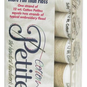 Può includere: Una confezione di plastica trasparente contenente rocchetti di filo Sulky 12 wt. Cotton Petites. La confezione riporta la scritta «Più facile, più veloce e più divertente del filo interdentale». Il filo è disponibile in vari colori neutri.