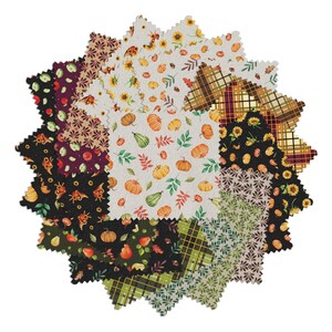 Puede incluir: Una colección de cuadrados de tela con varios diseños temáticos de otoño. Los diseños incluyen calabazas, girasoles, hojas y cuadros en tonos naranja, amarillo, verde y marrón. Los bordes de la tela están cortados en una forma decorativa y festoneada.