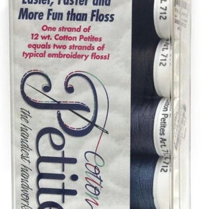 Può includere: Una confezione di filo da ricamo Sulky Cotton Petites. La confezione include diversi rocchetti di filo in varie tonalità di blu e grigio. Il testo sulla confezione recita "Più facile, più veloce e più divertente del filo interdentale". Ogni rocchetto contiene 45,72 metri di filo di cotone 12 wt.