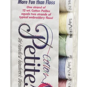 Può includere: Una confezione di filo di cotone Sulky Petites in vari colori. La confezione presenta il testo "Più facile, più veloce e più divertente del filo". Ogni rocchetto contiene 45,72 metri di filo di cotone 12 wt, lavabile in lavatrice.