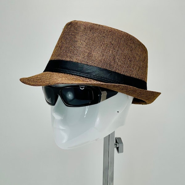 Chapeau de voyage classique Panama Jazz, taille de bord 4,5 cm. Seule taille disponible Circonférence intérieure 58 cm. Un style classique pour un look chic !