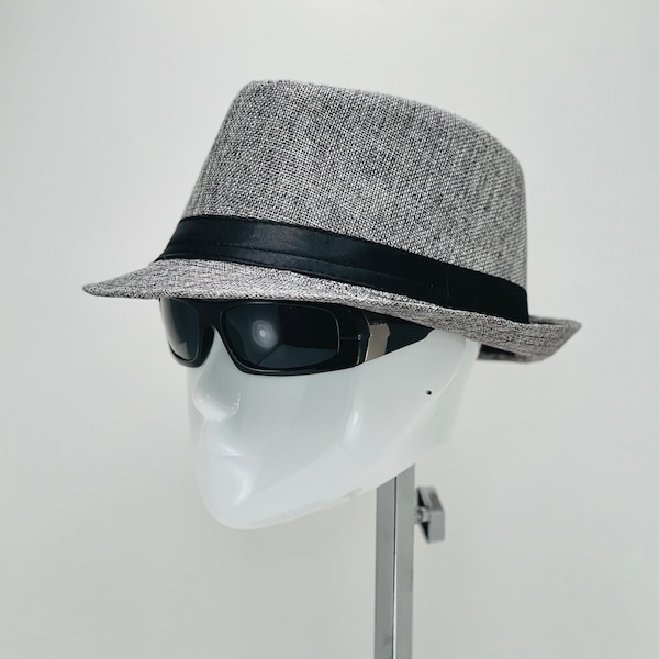 Chapeau de voyage classique Panama Jazz, taille de bord 4,5 cm. Seule taille disponible Circonférence intérieure 58 cm. Un style classique pour un look chic !