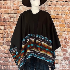 Poncho van zwarte alpacamix Sarape: geweven Andespatroon