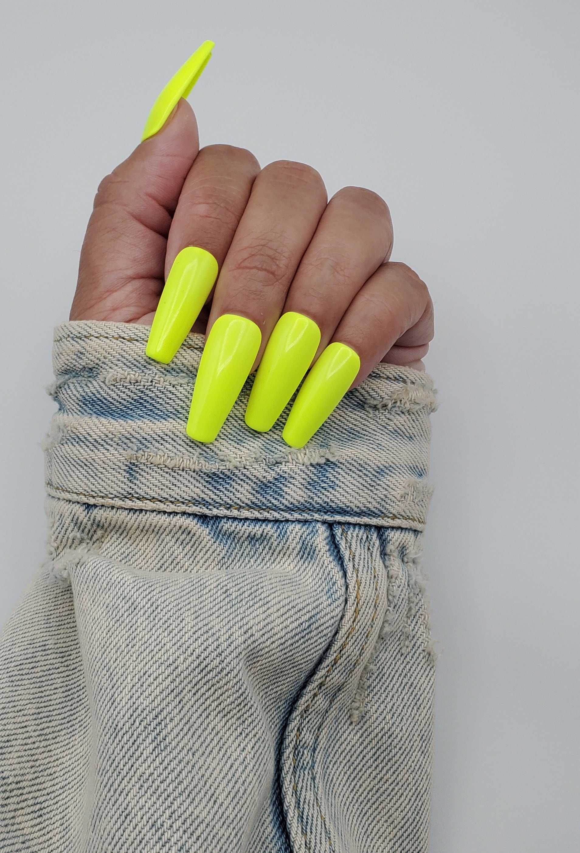 glow in the dark yellow nails