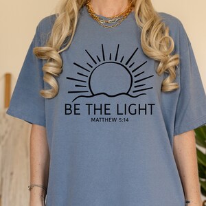 Camiseta Be the Light, camiseta Comfort Colors®, camiseta Be The Light, camiseta Mateo 5 14, versículo bíblico Be The Light, camiseta Be the Light, camisetas bíblicas