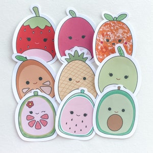 Op de afbeelding: Set van tien kleurrijke fruit stickers met schattige cartoon gezichten. De stickers bevatten een aardbei, een ananas, een watermeloen, een avocado, een guave, een sinaasappel, een limoen en drie verschillende soorten appels.