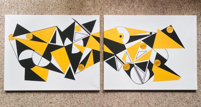 Peut inclure: Deux peintures abstraites sur toile blanche. Chacune pr&eacute;sente des formes g&eacute;om&eacute;triques en noir, jaune et blanc, avec des accents dor&eacute;s. Les motifs comprennent des triangles, des cercles et des lignes, cr&eacute;ant une esth&eacute;tique d'art moderne.