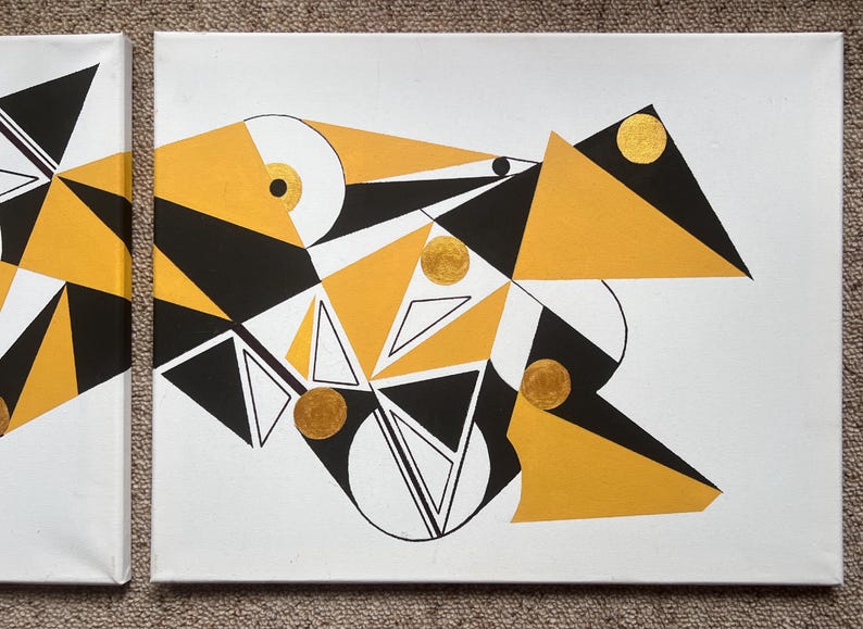 Peut inclure: Tableau abstrait g&eacute;om&eacute;trique sur toile avec un design audacieux. L'&oelig;uvre pr&eacute;sente des formes noires, blanches et dor&eacute;es, notamment des triangles, des cercles et des lignes. La toile est tendue et pr&ecirc;te &agrave; &ecirc;tre accroch&eacute;e, ajoutant une touche moderne &agrave; tout espace.