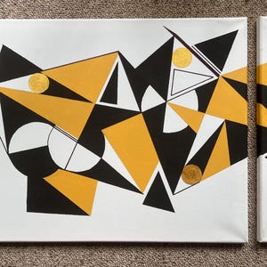 Peut inclure: Deux peintures abstraites sur toile blanche. L'&oelig;uvre pr&eacute;sente des formes g&eacute;om&eacute;triques en noir, or et blanc. Des cercles dor&eacute;s sont dispers&eacute;s sur le motif. La composition est moderne et graphique, avec une palette de couleurs audacieuse.