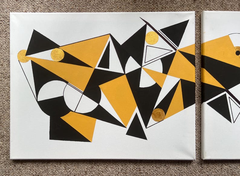 Peut inclure: Deux peintures abstraites sur toile blanche. L'&oelig;uvre pr&eacute;sente des formes g&eacute;om&eacute;triques en noir, or et blanc. Des cercles dor&eacute;s sont dispers&eacute;s sur le motif. La composition est moderne et graphique, avec une palette de couleurs audacieuse.