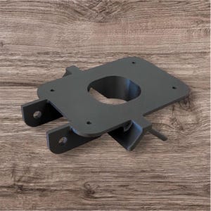 Op de afbeelding: Een matzwarte metalen montagebeugel met een rechthoekige basisplaat, een centrale ronde uitsparing, vier kleine schroefgaten in de hoeken en twee zijwaarts uitstekende flenzen, elk voorzien van een rond gat voor bevestiging.